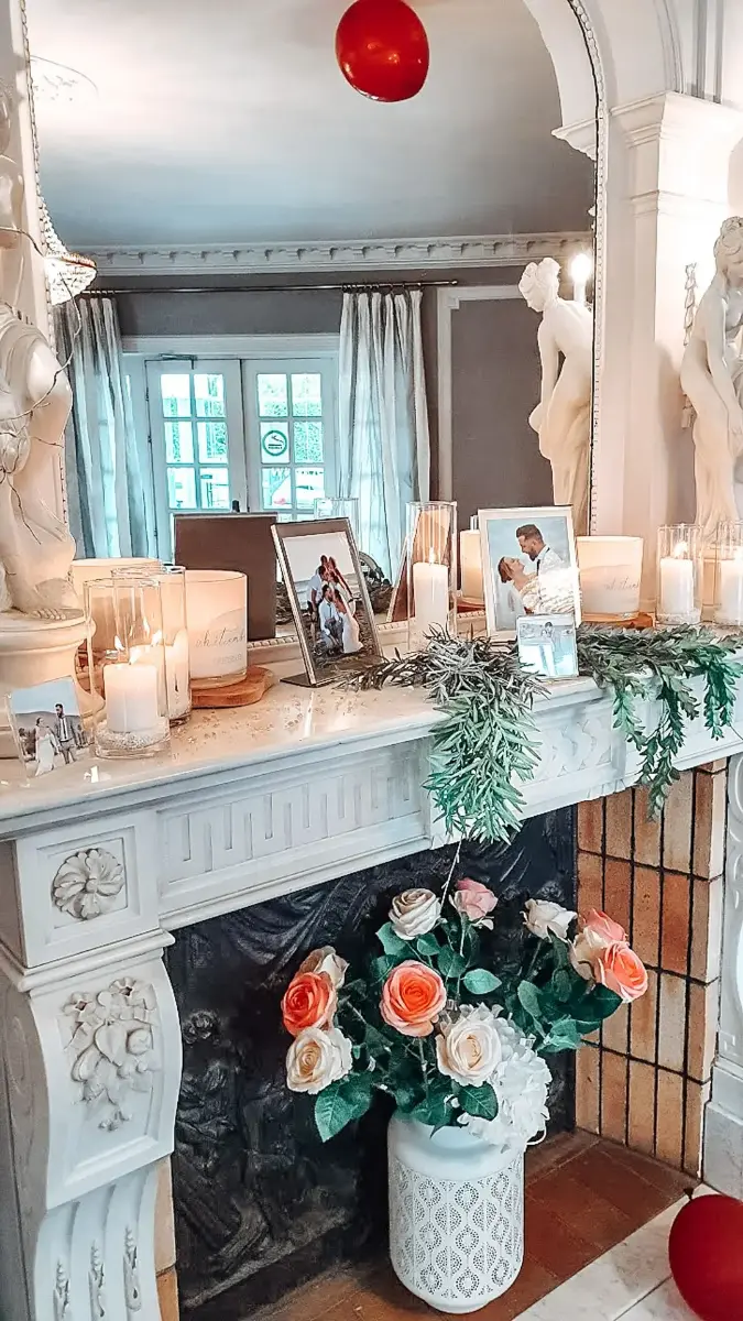 Cheminée avec photo et bougie – Petit Versailles, mariage de Manon et Thibault