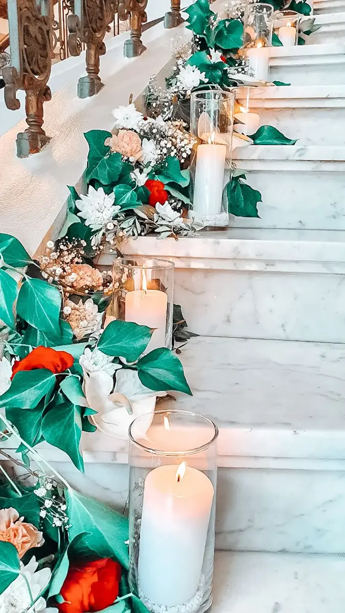 Zoom vase cylindre sur escalier – Petit Versailles, mariage de Manon et Thibault