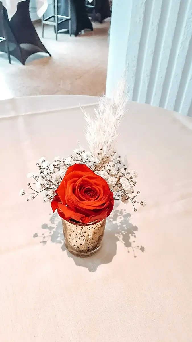 Photophore avec rose rouge – Petit Versailles, mariage de Manon et Thibault