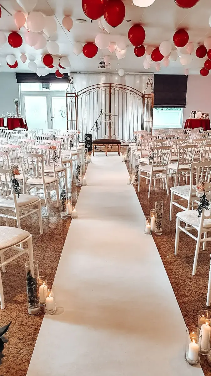 Cérémonie mariage en blanc et rouge – Petit Versailles, mariage de Manon et Thibault