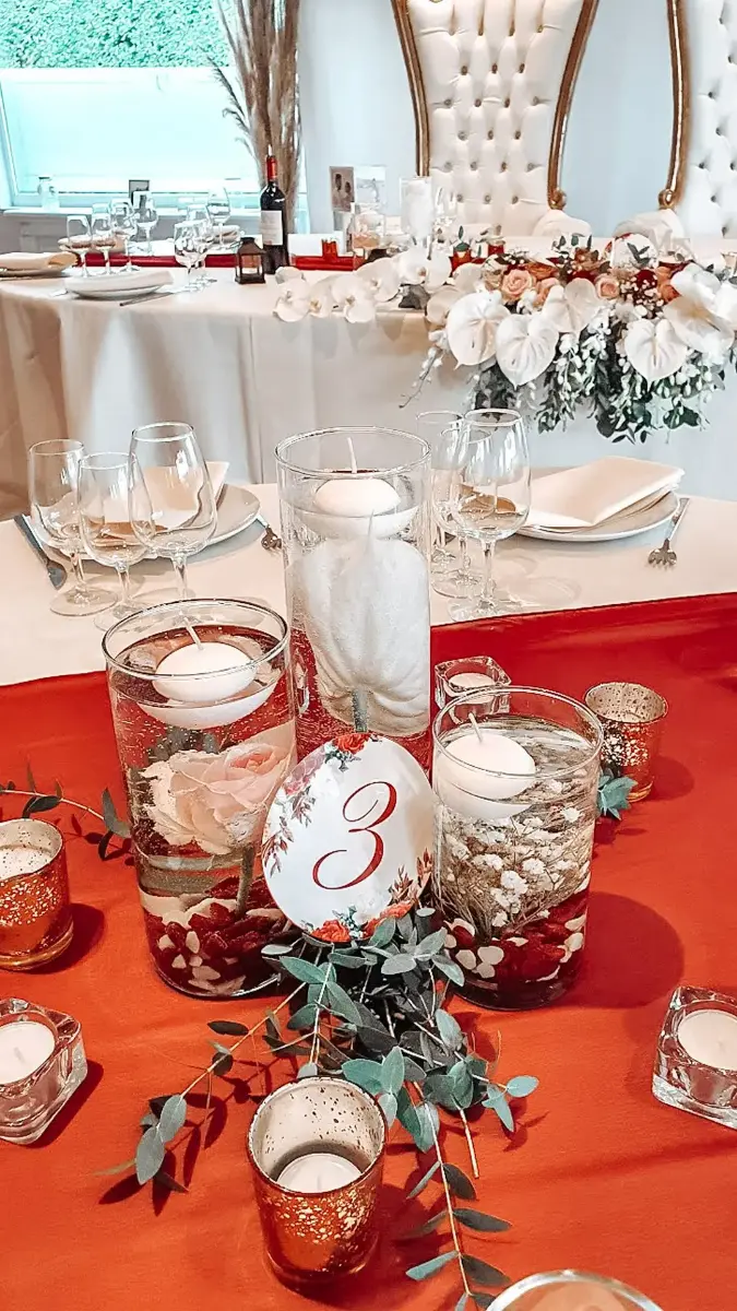 Trio vase cylindre avec fleurs et bougie – Petit Versailles, mariage de Manon et Thibault