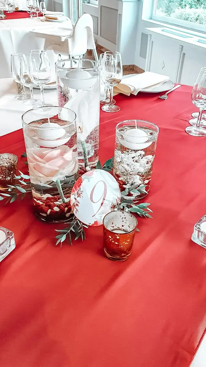 Table invité avec mousseline rouge – Petit Versailles, mariage de Manon et Thibault