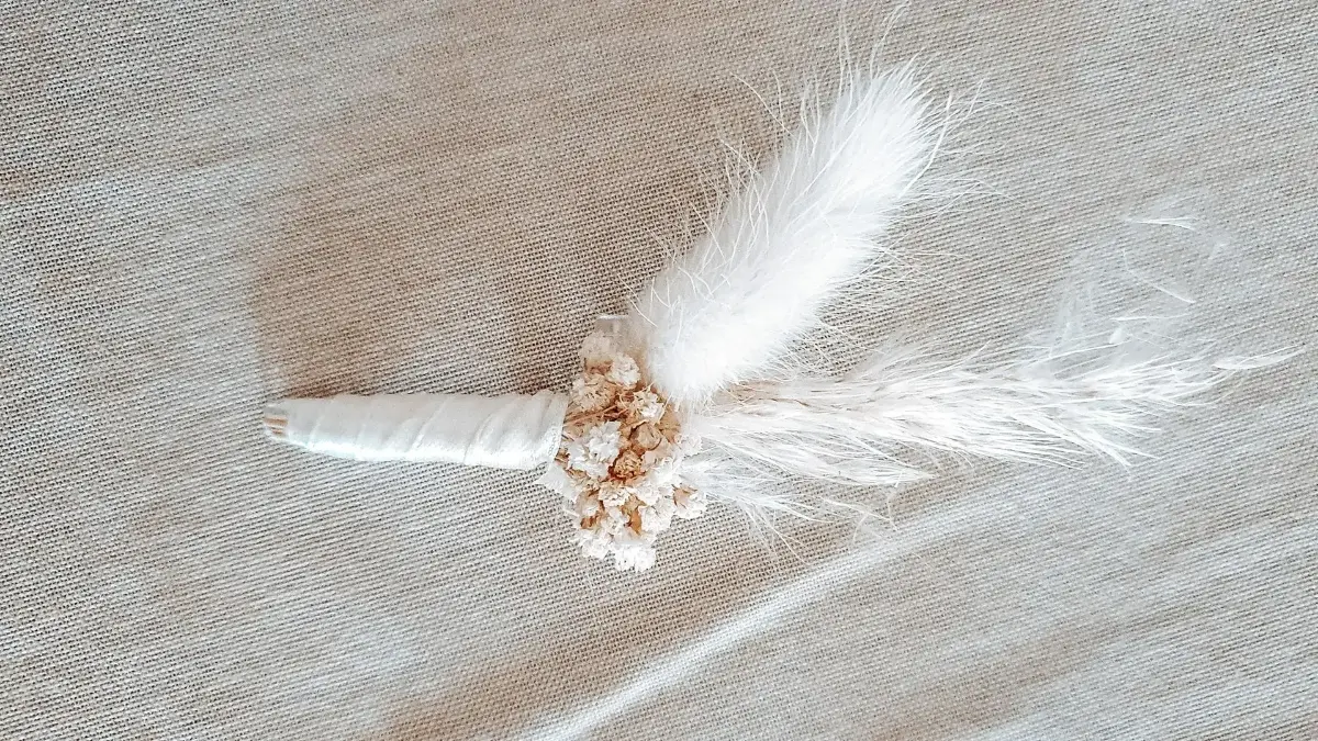 Boutonnière marié – Petit Versailles, mariage de Manon et Thibault