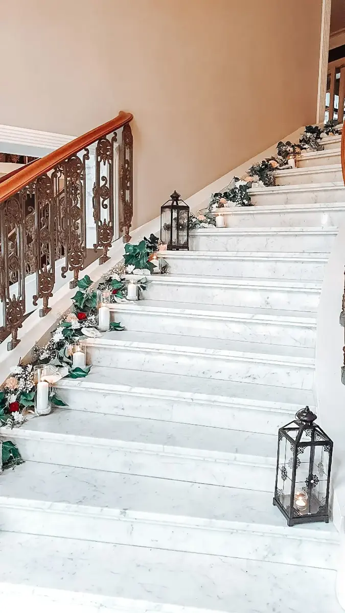 Escalier : fleurs et lanternes – Petit Versailles, mariage de Manon et Thibault