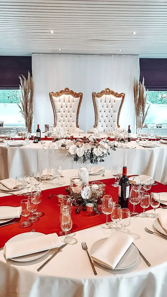 Décoration salle rouge et blanc – Petit Versailles, mariage de Manon et Thibault