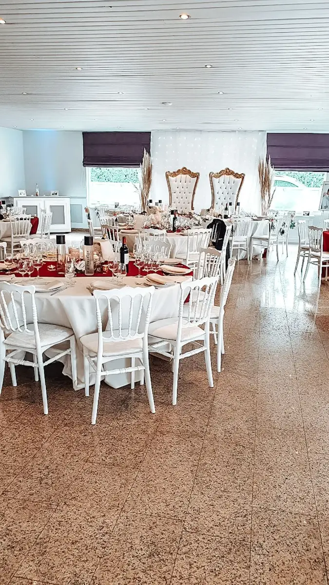 Décoration salle mariage rouge et or – Petit Versailles, mariage de Manon et Thibault
