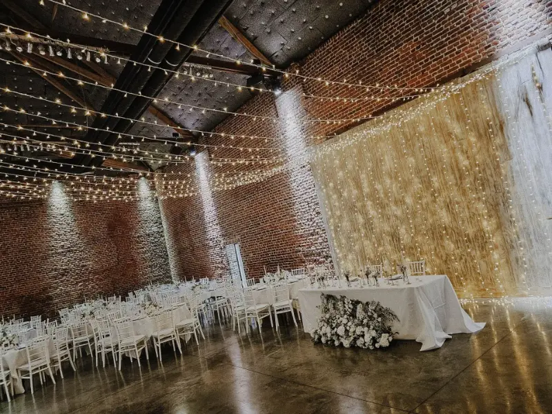 Salle de réception illuminée à la Ferme de Bertinchamps, mariage d'Inès et Dely