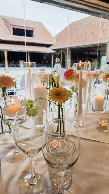 Centre de table de mariage : photophores, bougies et fleurs pastel – Waerboom, mariage de S et D, août 2025