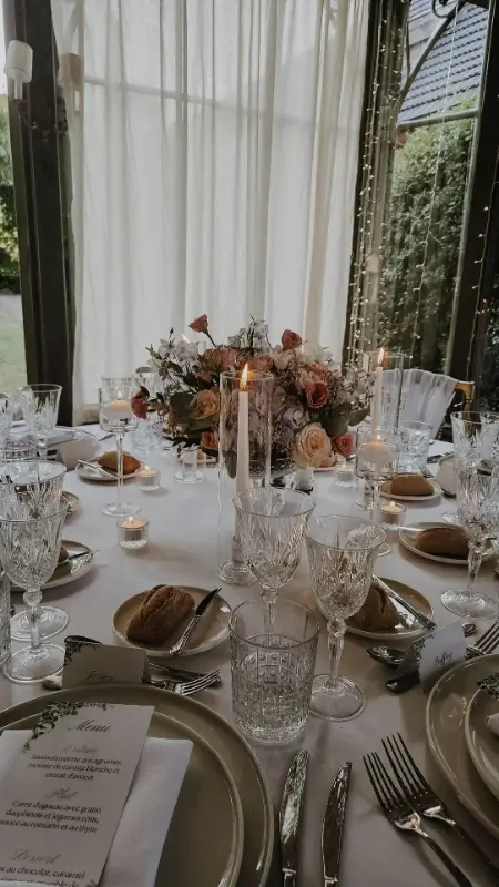 Table de mariage fleurie à l'Abbaye de Nizelles, mariage de Zineb et Florent