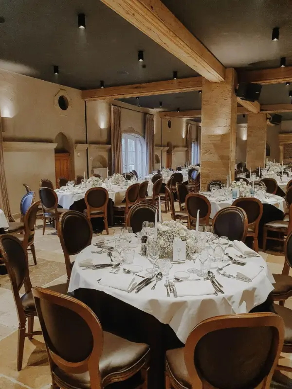 Salle de mariage à poutres apparentes : tables rondes et chaises en bois – Waerboom, mariage de V et JP, février 2025