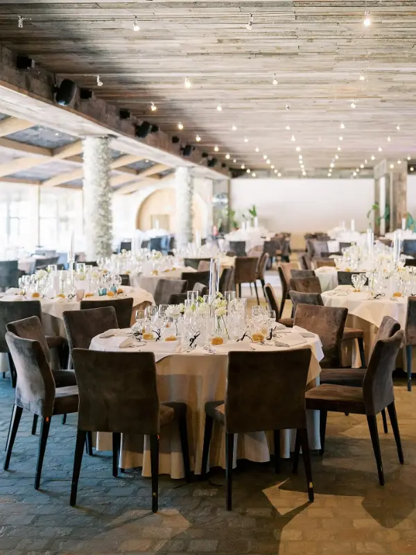 Salle de réception à colonnes : tables rondes et chaises en velours gris – Waerboom, mariage de M et P, septembre 2024