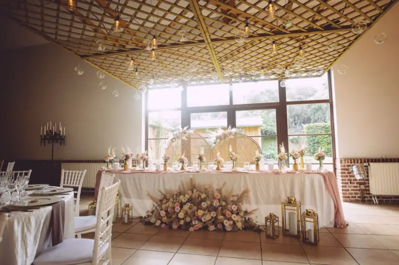 Table d'honneur avec fleurs séchées et lanternes – Ferme des Oliviers, mariage de T et L, août 2023