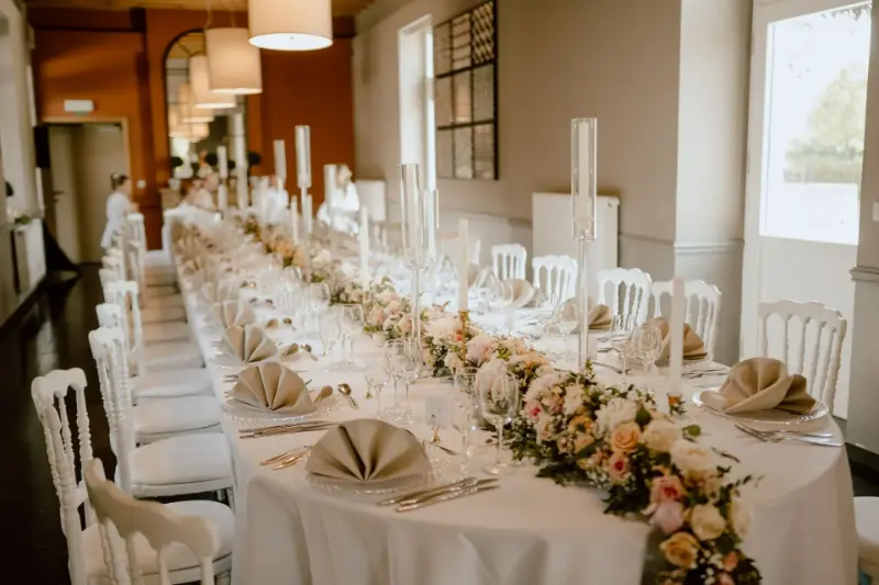 Longue table avec chemin floral pêche et bougies – Manoir du Capitaine, mariage de M et L, mai 2023