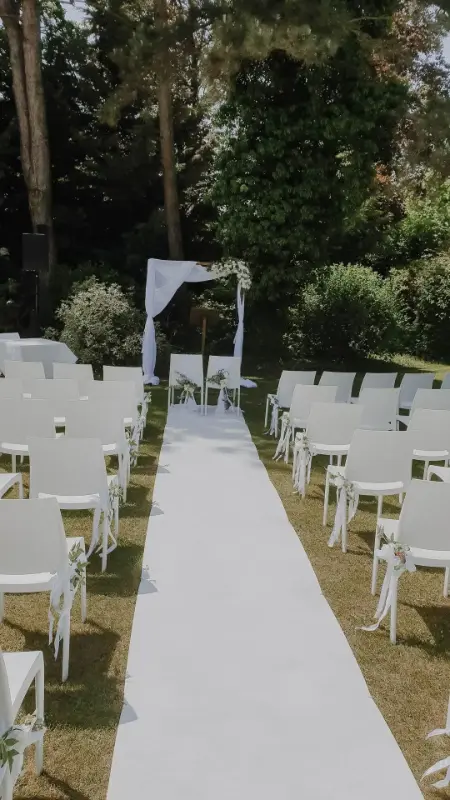 Cérémonie laïque : allée blanche, arche en voilage et chaises blanches – Villa du Hautsart, mariage de D et K, mai 2023