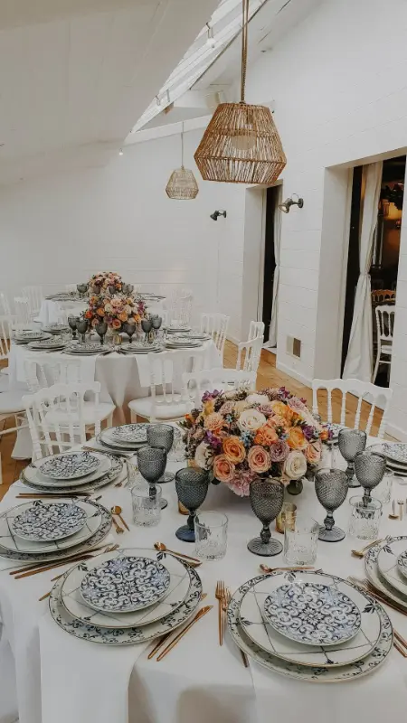 Centre de table en roses pêche et orange – The Villa Event, mariage de S et A, mai 2023