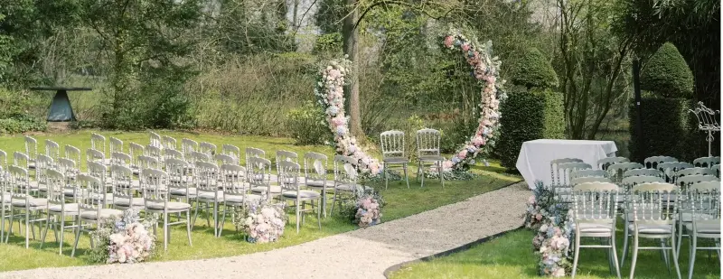 Cérémonie laïque dans un jardin : arche ronde fleurie rose et blanche – Château de Ruisbroek, mariage de Y et S, avril 2023