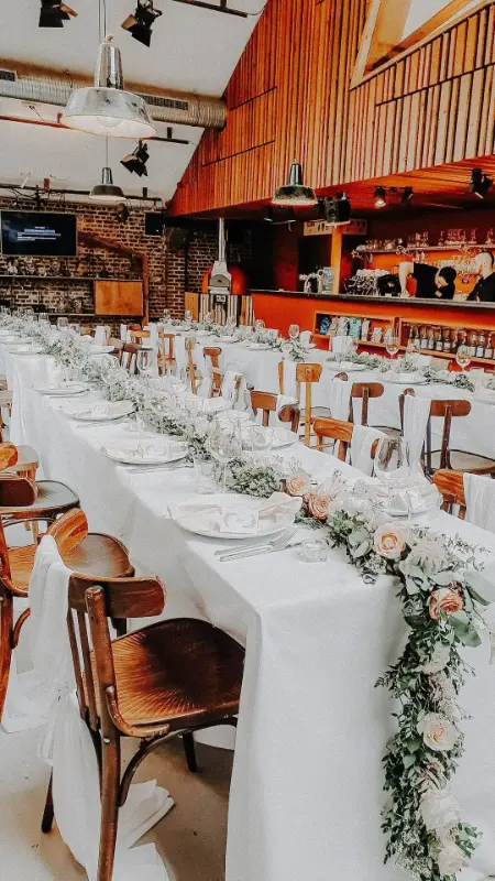 Longue table avec chemin floral rose pâle et verdure – La Tricoterie, mariage de MD et O, avril 2023
