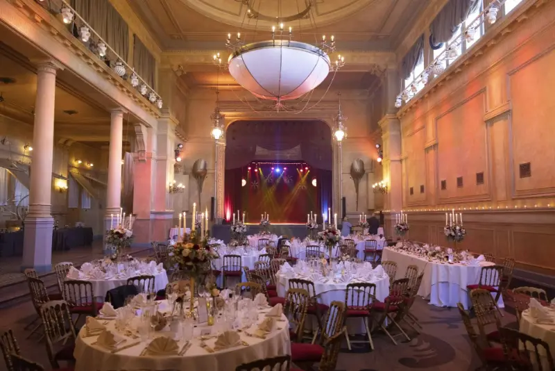 Salle de bal historique décorée pour un mariage : tables rondes et lustre – Palais de Plume, mariage de D et A, juillet 2022