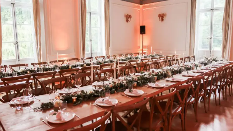 Longues tables en bois avec chemin de verdure – Château de Riveren, mariage de N et A, juin 2022