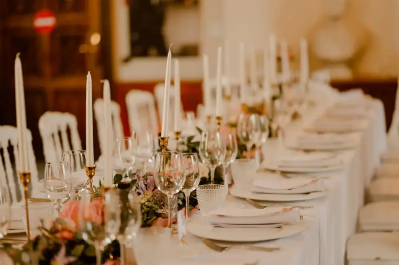 Longue table avec bougies chandelles et feuillage – Château de Bouchout, Jardin botanique de Meise, mariage de E et O, mai 2022