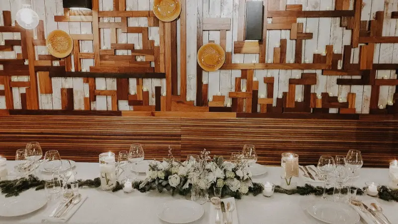 Table d'honneur avec chemin floral blanc – Caliche Zap, mariage de V et J, décembre 2021