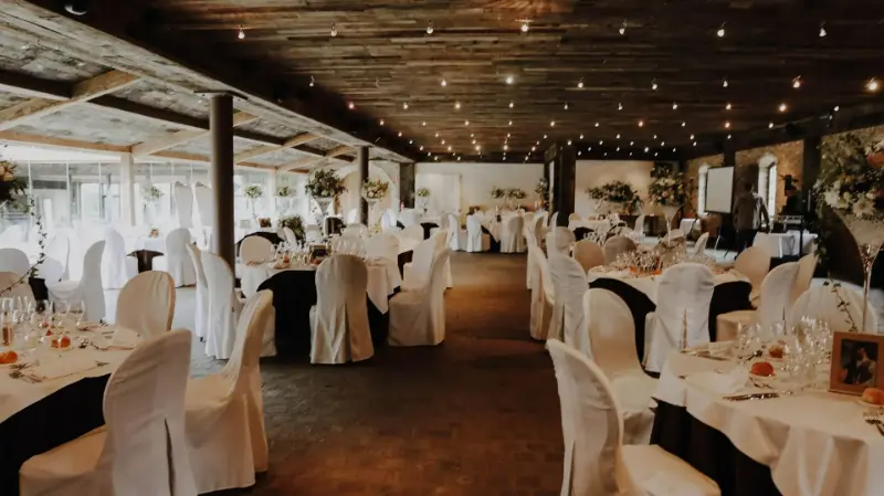 Salle avec housses de chaise blanches et noires – Waerboom, mariage de S et S, octobre 2021