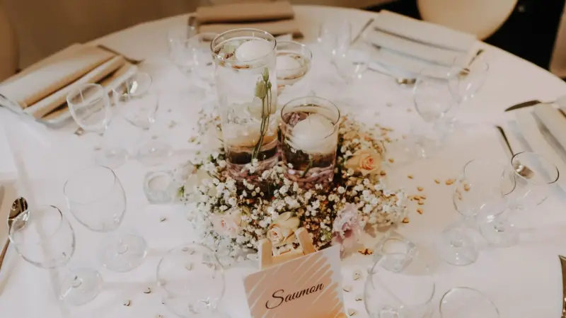 Centre de table en gypsophile avec marque-place – Relais des Rêves, mariage de S et F, septembre 2021