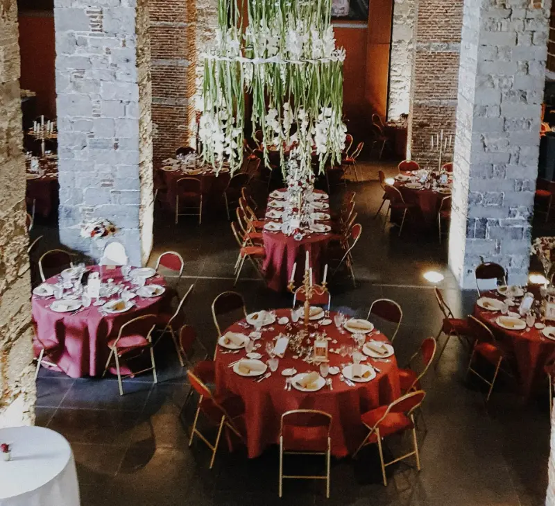 Nappes bordeaux, chaises rouges et suspension florale – Ferme de l'Abbaye de Moulins, mariage de AS et D, août 2021