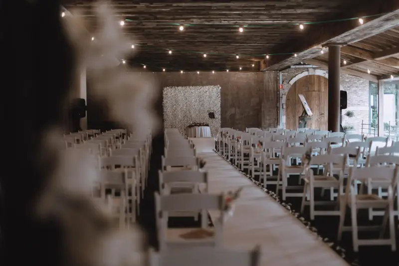Cérémonie en intérieur : chaises en bois et voilages – Waerboom, mariage de J et D, juillet 2021