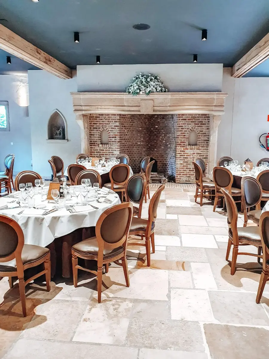 Salle mariage waerboom avec cheminée fleurie – mariage de Sylvie et Benoît