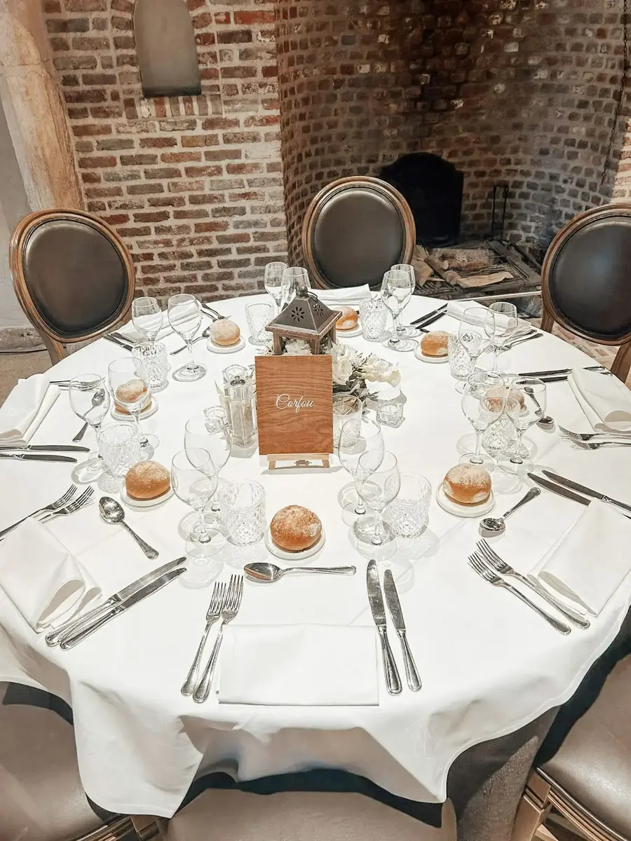 Lanterne fleurie avec nom de table en bois – Waerboom, mariage de Sylvie et Benoît