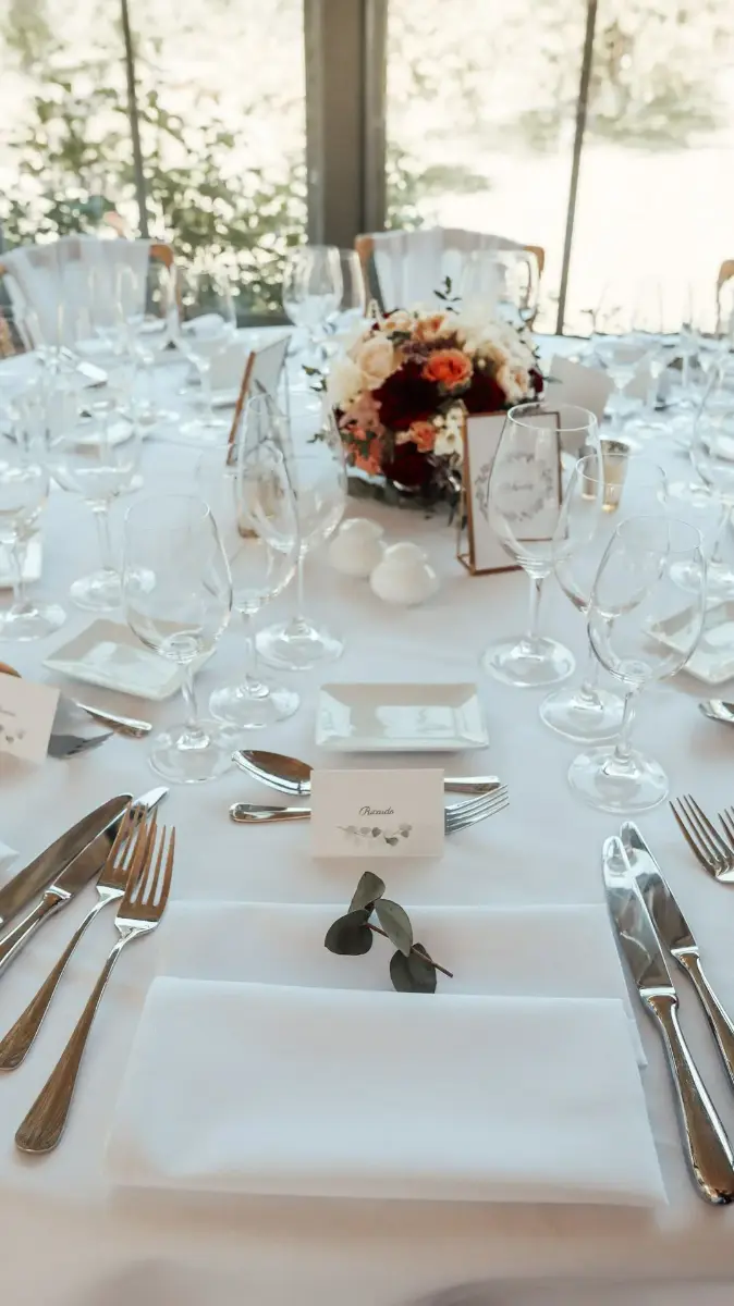 Serviette blanche avec eucalyptus – Abbaye de Nizelles, mariage de Patricia et Massimo