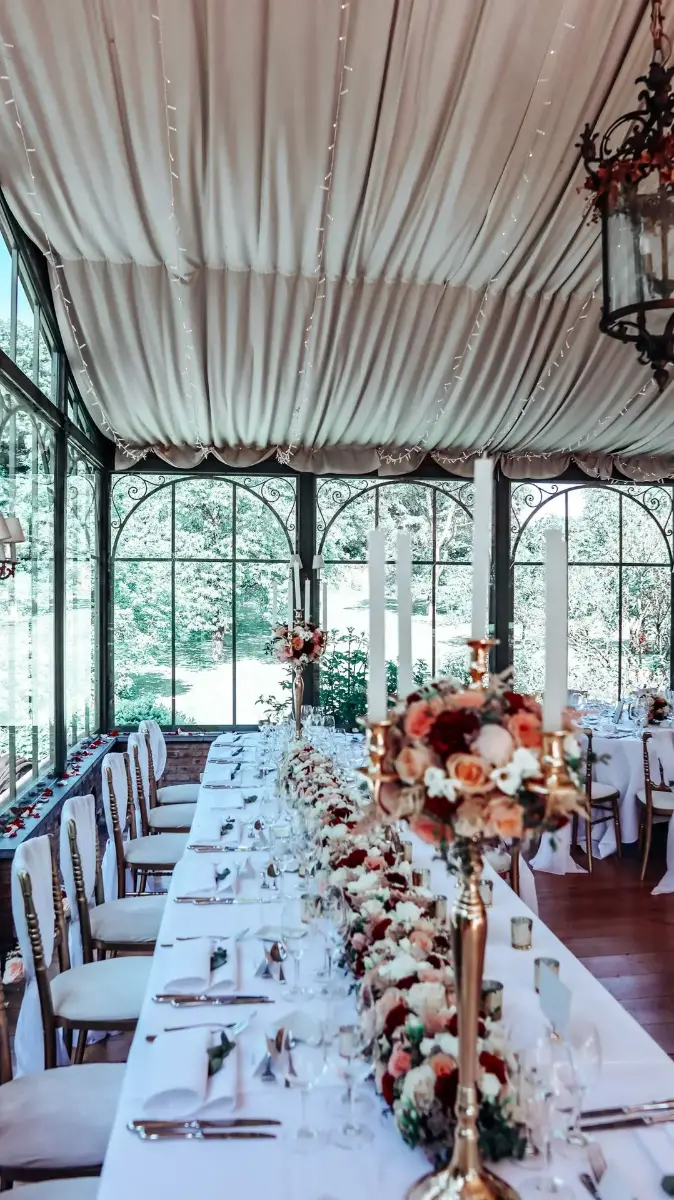Table d'honneur avec chemin fleuri – Abbaye de Nizelles, mariage de Patricia et Massimo