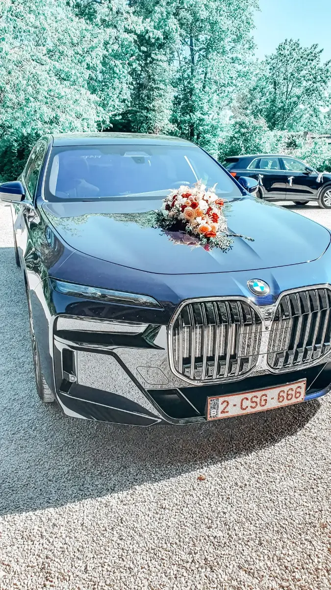 Composition fleurie voiture – Abbaye de Nizelles, mariage de Patricia et Massimo