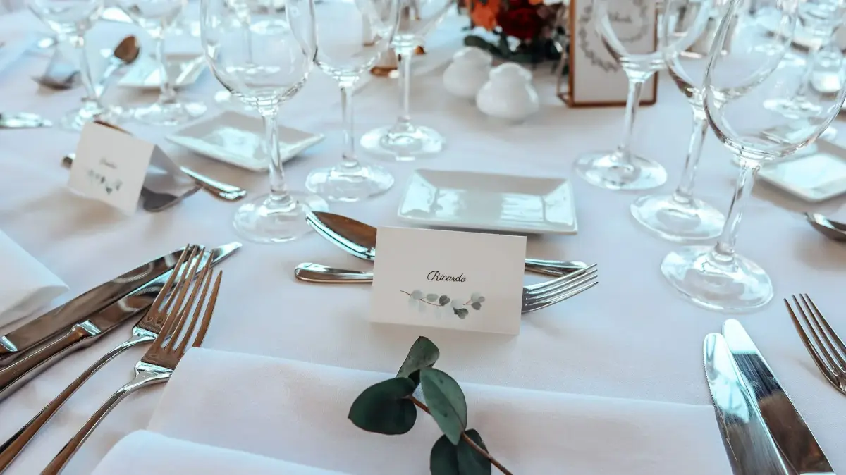 Marque-place avec eucalyptus – Abbaye de Nizelles, mariage de Patricia et Massimo