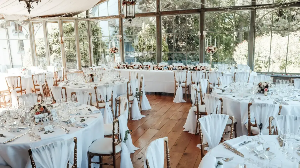 Voilage sur chaise mariage – Abbaye de Nizelles, mariage de Patricia et Massimo