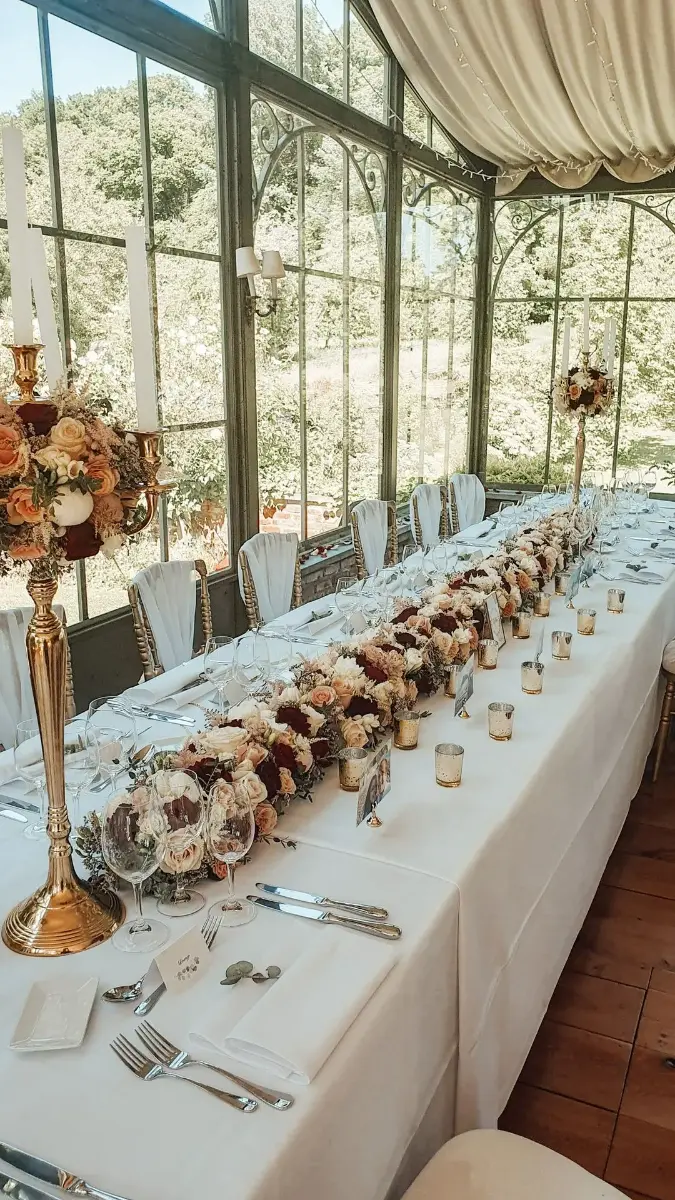 Long chemin de fleurs – Abbaye de Nizelles, mariage de Patricia et Massimo