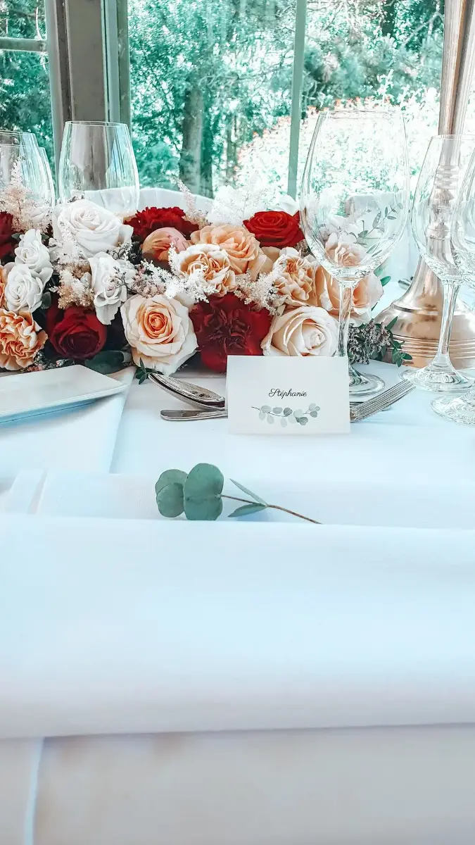 Marque-place avec fleurs – Abbaye de Nizelles, mariage de Patricia et Massimo