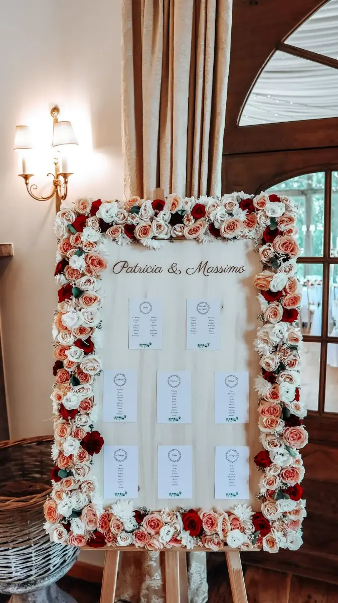 Plan de table mariage avec cadre fleuri – Abbaye de Nizelles, mariage de Patricia et Massimo