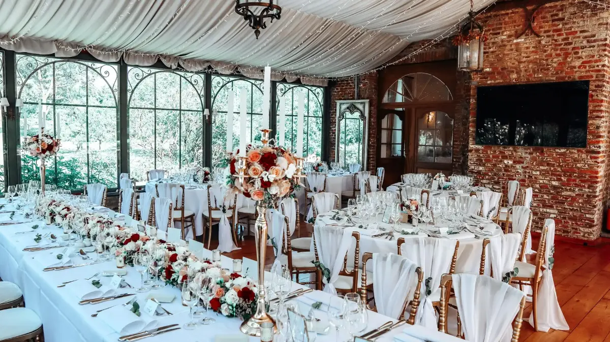 Table d'honneur avec chandelier fleuri – Abbaye de Nizelles, mariage de Patricia et Massimo