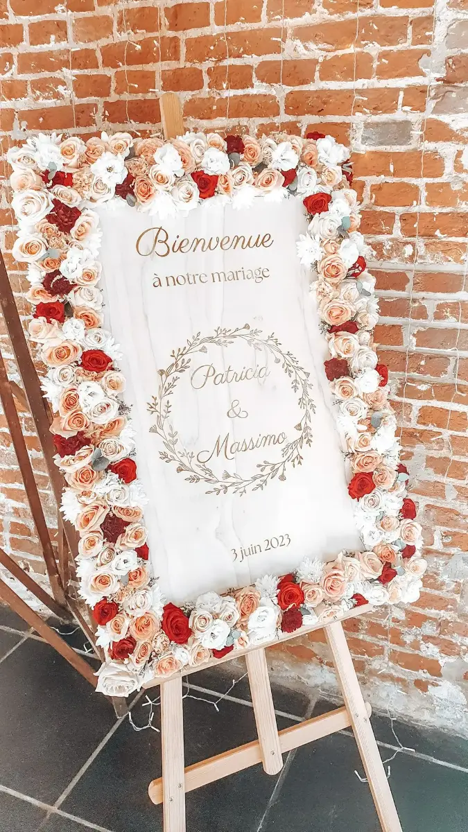 Panneau de bienvenue en bois avec cadre fleuri – Abbaye de Nizelles, mariage de Patricia et Massimo