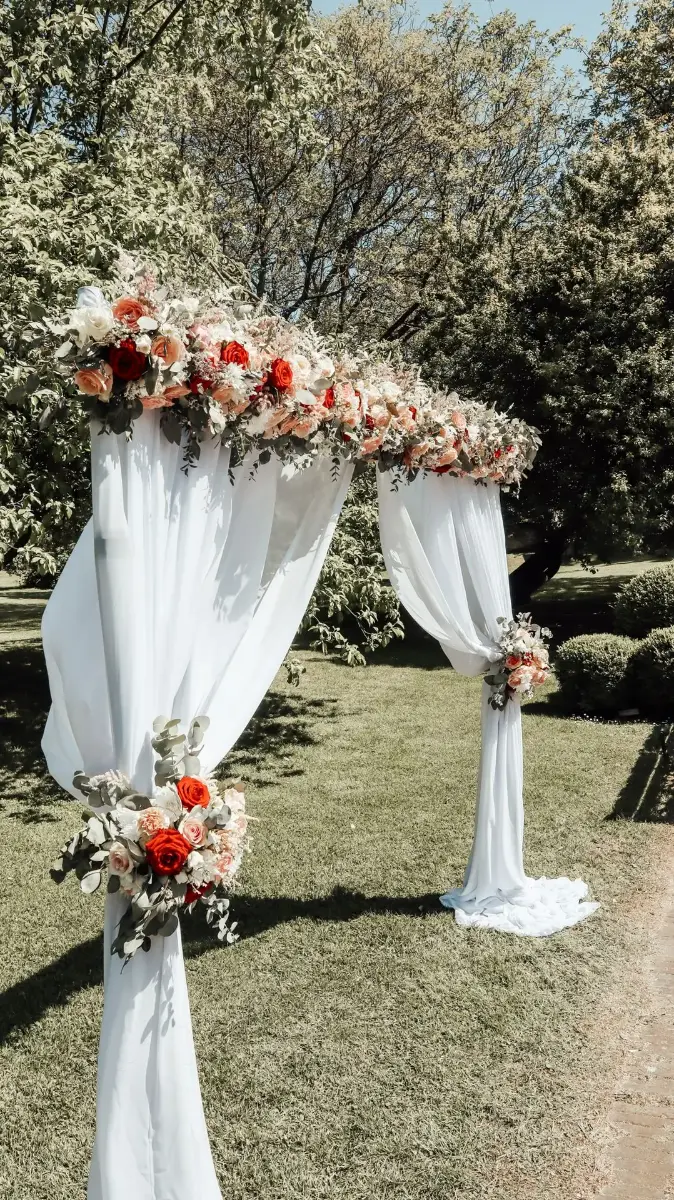 Arche fleurie avec voilage – Abbaye de Nizelles, mariage de Patricia et Massimo