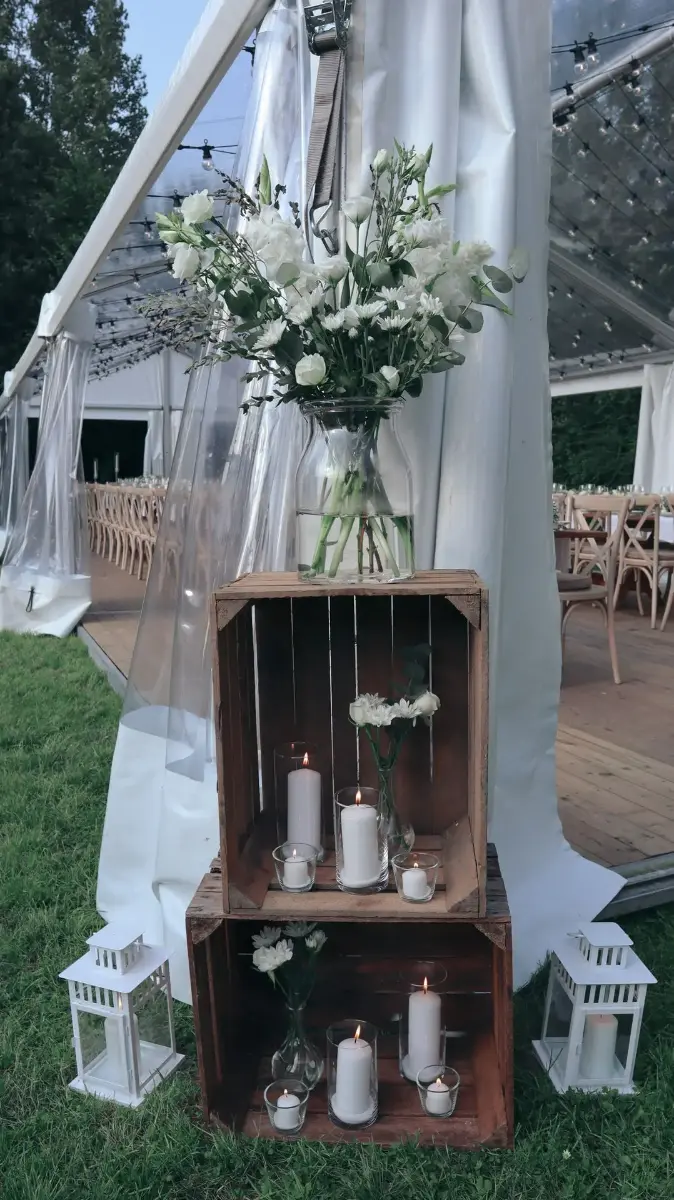 Caisse à pomme avec bouquet de fleurs – mariage de Reyana et Jonnick