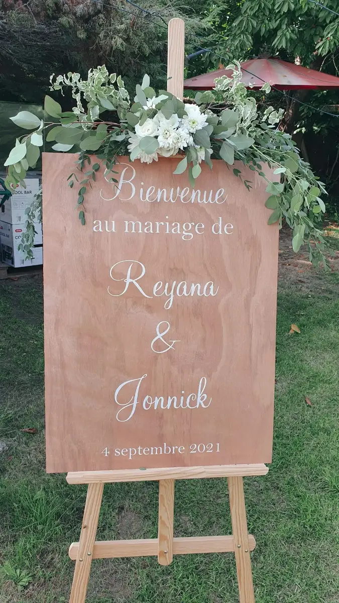 Panneau de bienvenue en bois – mariage de Reyana et Jonnick