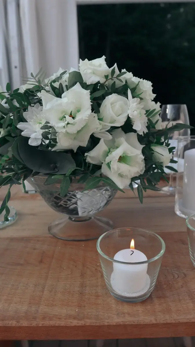 Compsotion florale en blanc et or – mariage de Reyana et Jonnick