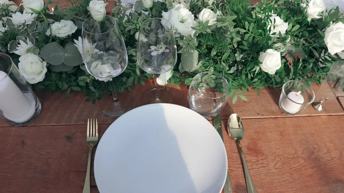Assiette et couvert or – mariage de Reyana et Jonnick