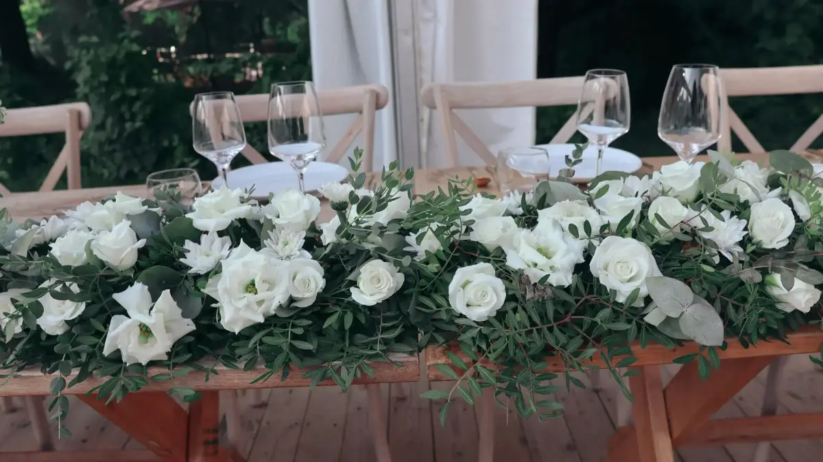 Composition florale table d'honneur en blanc et vert – mariage de Reyana et Jonnick