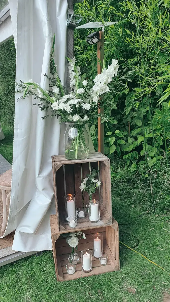 Caisse à pomme avec bouquet de fleurs – mariage de Reyana et Jonnick