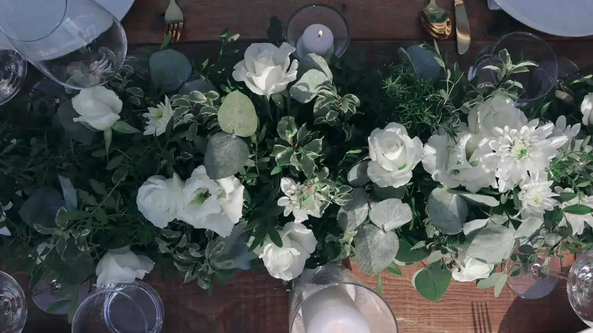 Zoom haut fleurs table d'honneur – mariage de Reyana et Jonnick
