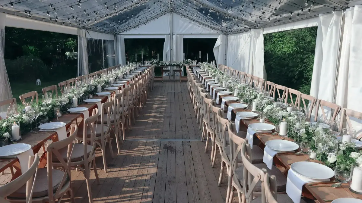 Longue table en bois – mariage de Reyana et Jonnick
